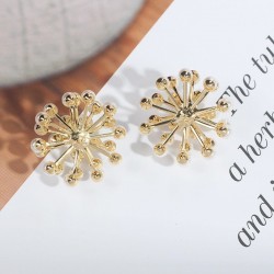 Pearl flower - small stud earrings