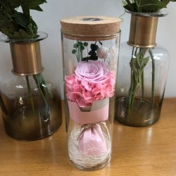 Bouquet di rose a sfioro in un vaso di vetro con luce LED